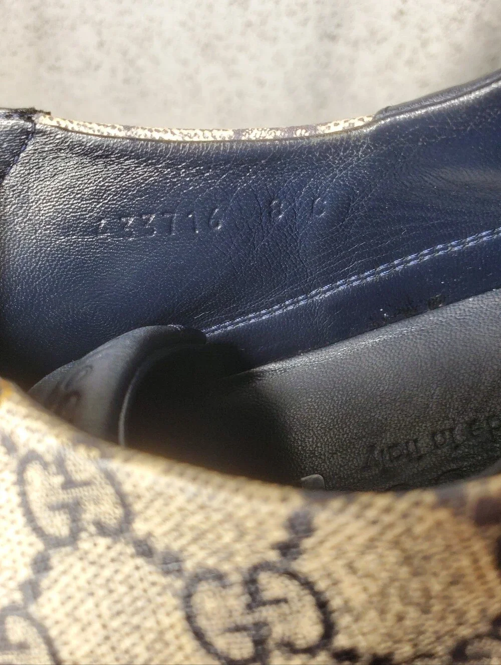 Gucci GG Supreme Monogram Low-Top Sneakers In A Midnigth Blue & Beige Size 8